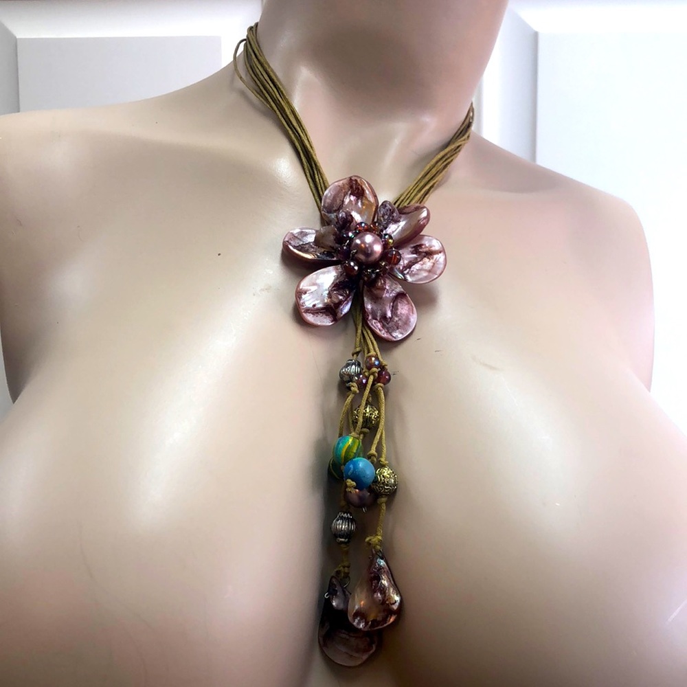 Shell Flower Necklace - Picture 14 of 16
